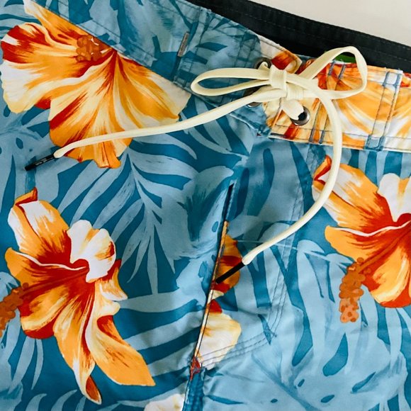 QUIKSILVER Men's Board Shorts NWT Size 34 - Picture 1 of 6